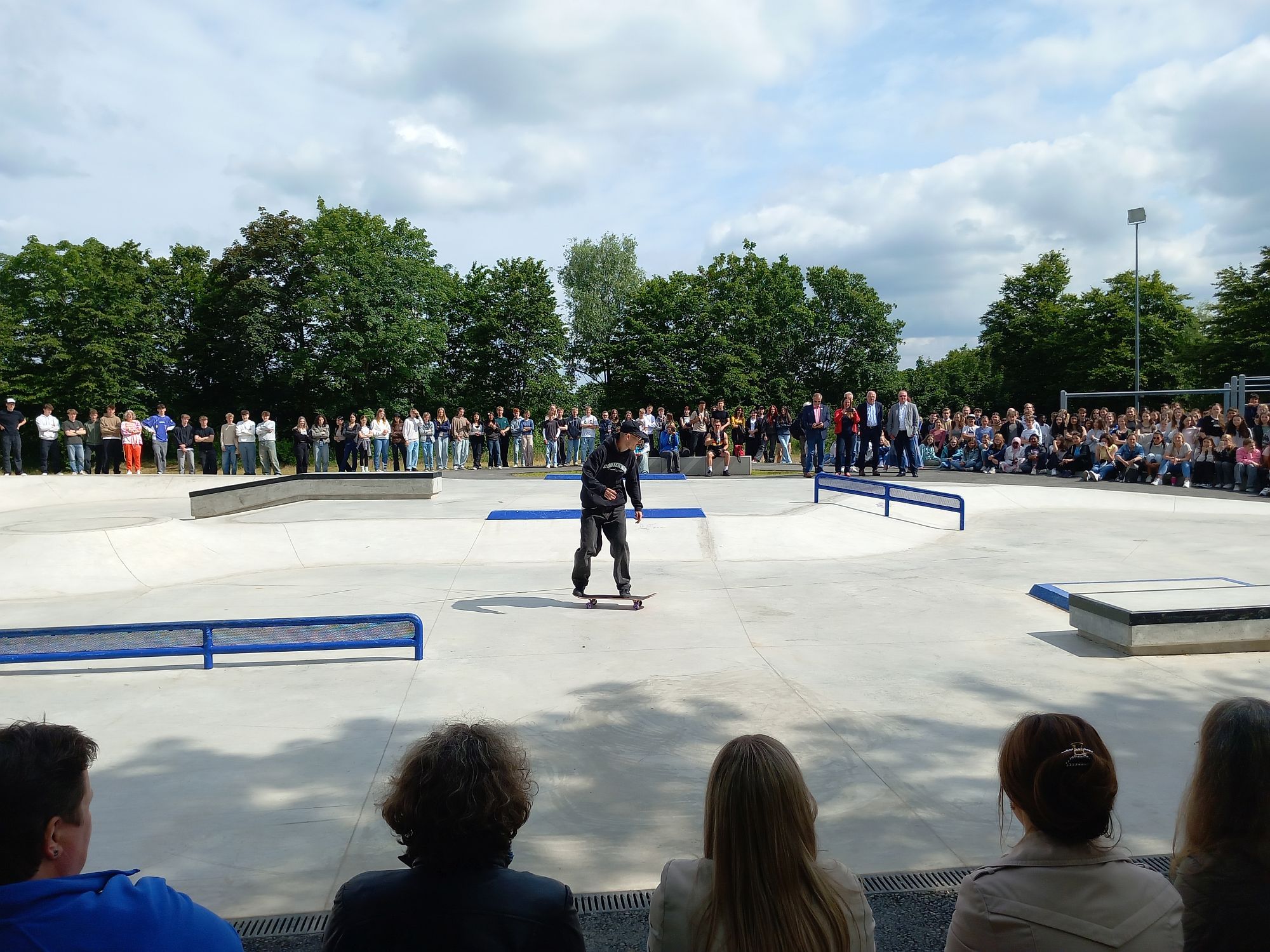 Ein Schüler testet die Skateanlage bei ihrer Einweihung