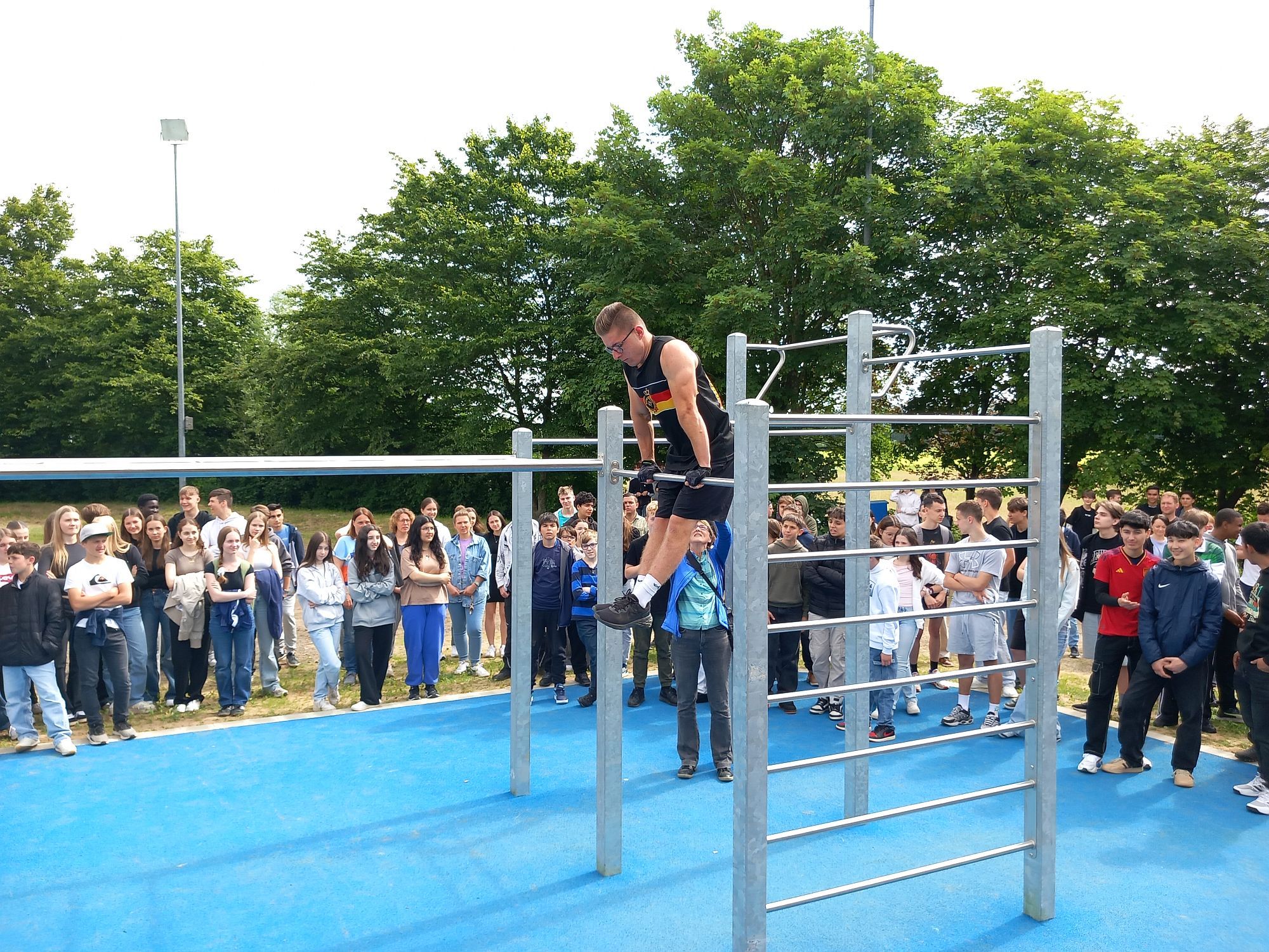 Ein Schüler testet das Klettergerüst bei der Einweihung der neuen Skateanlage