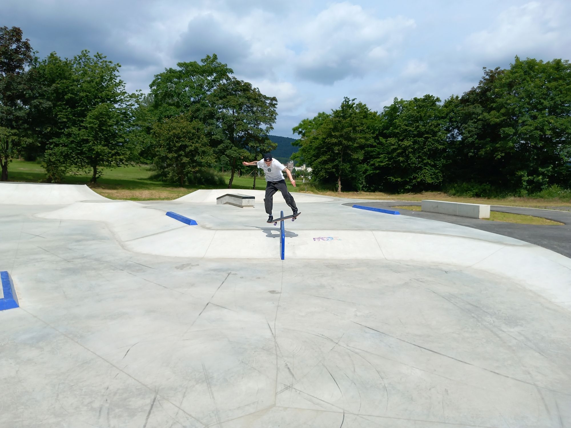 Eine Person die mit ihrem Skateboard auf der neuen Skateanlage fährt