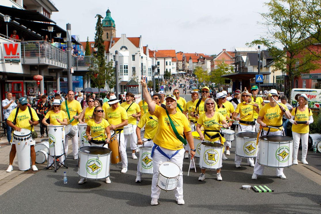 Die Sambagruppe Sempre Samba bei einen Auftritt auf einer Straße in Bad Wildungen.