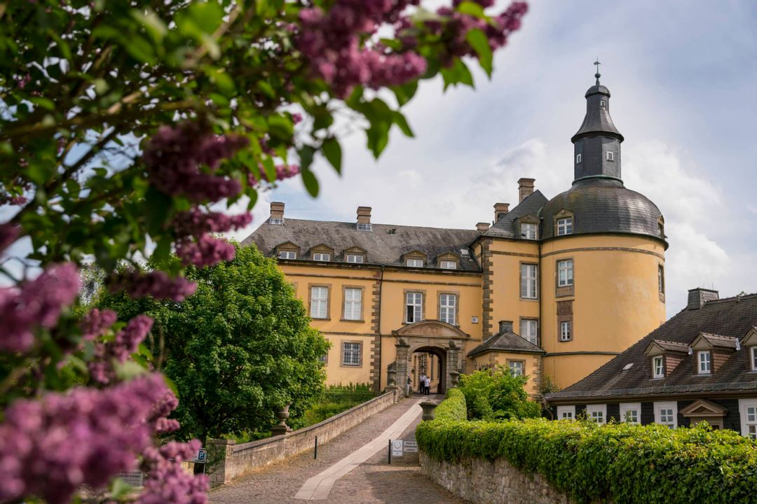 Bauarbeiten rund um Friedrichstein. Schloss bleibt geöffnet.