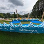 Blick auf eine Minigolfbahn. Der Rand der Bahn besteht aus Wellen mit Aufschrift "Bad Wildungen".