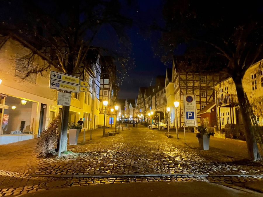 Blick auf die von Straßenlaternen beleuchtete Altstadt bei Nacht