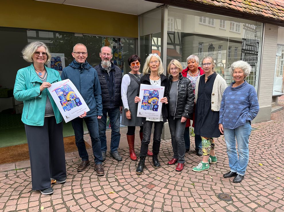 9 Personen stehen vor dem zukünftigen Kunstraum in der Altstadt