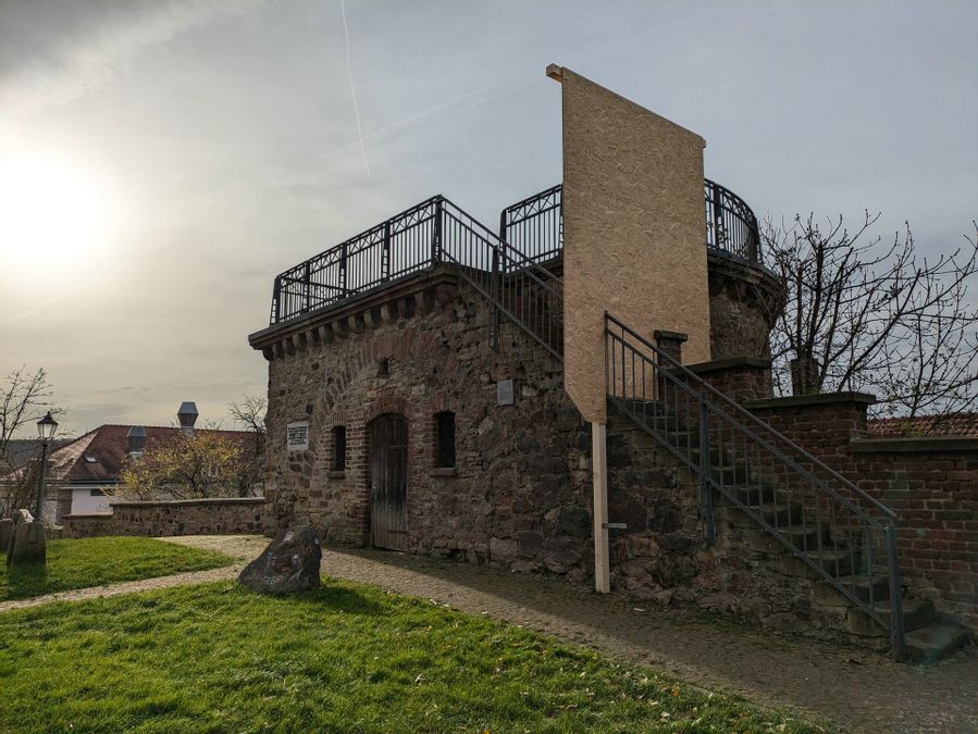 Eine Absperrung verhindert das Betreten des Rondell Bad Wildungen