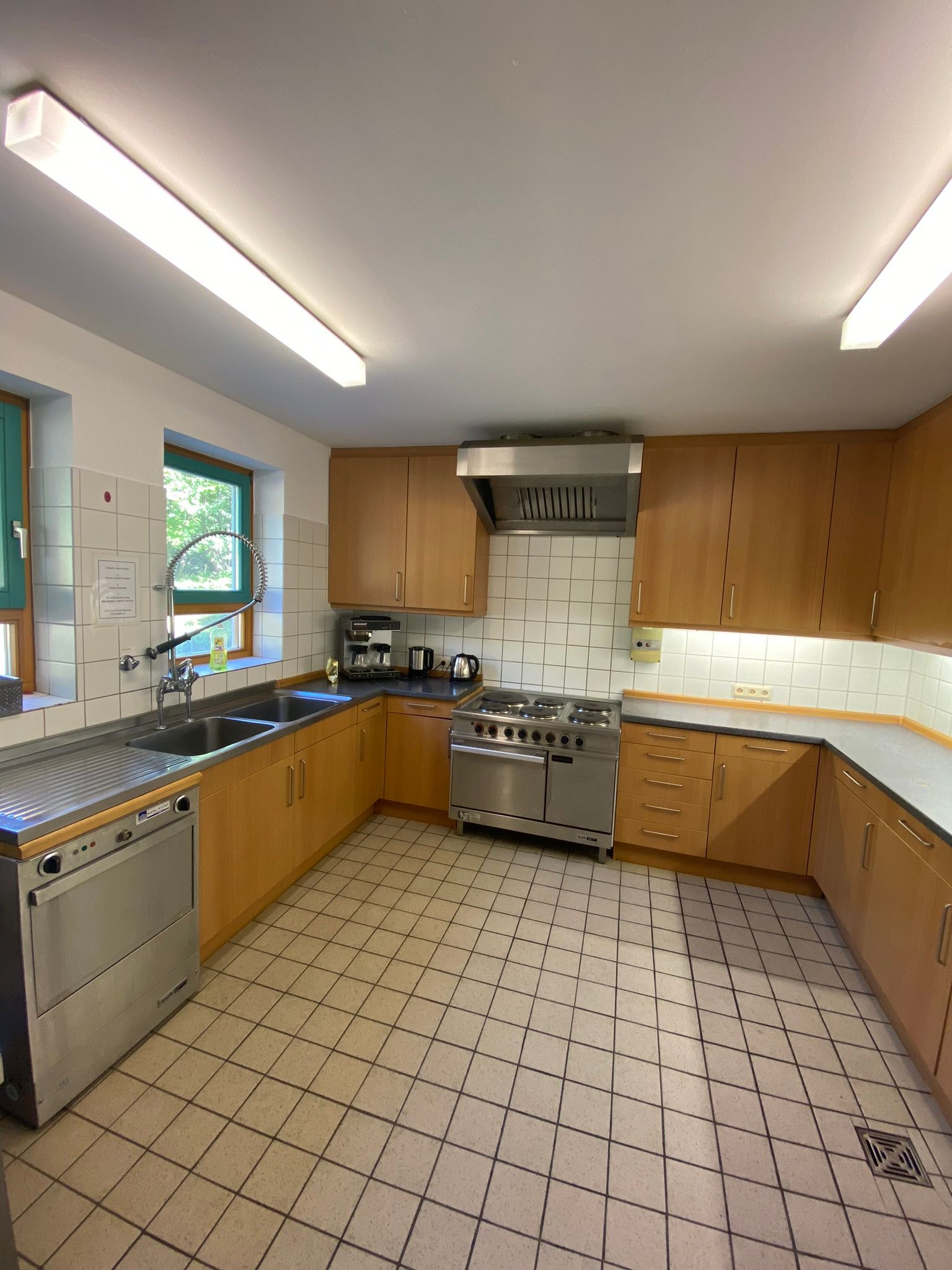 Aufnahme der Küche des Bürgerhaus Altwildungen. Zu sehen sind Öfen, ein Herd, Spülen und Schränke.