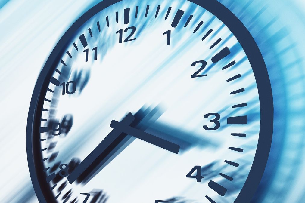 Nahaufnahme einer Wanduhr. Die Zeiger zeigen auf 3 Uhr 38.