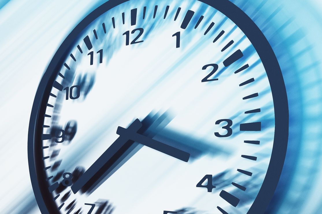 Nahaufnahme einer Wanduhr. Die Zeiger zeigen auf 3 Uhr 38.