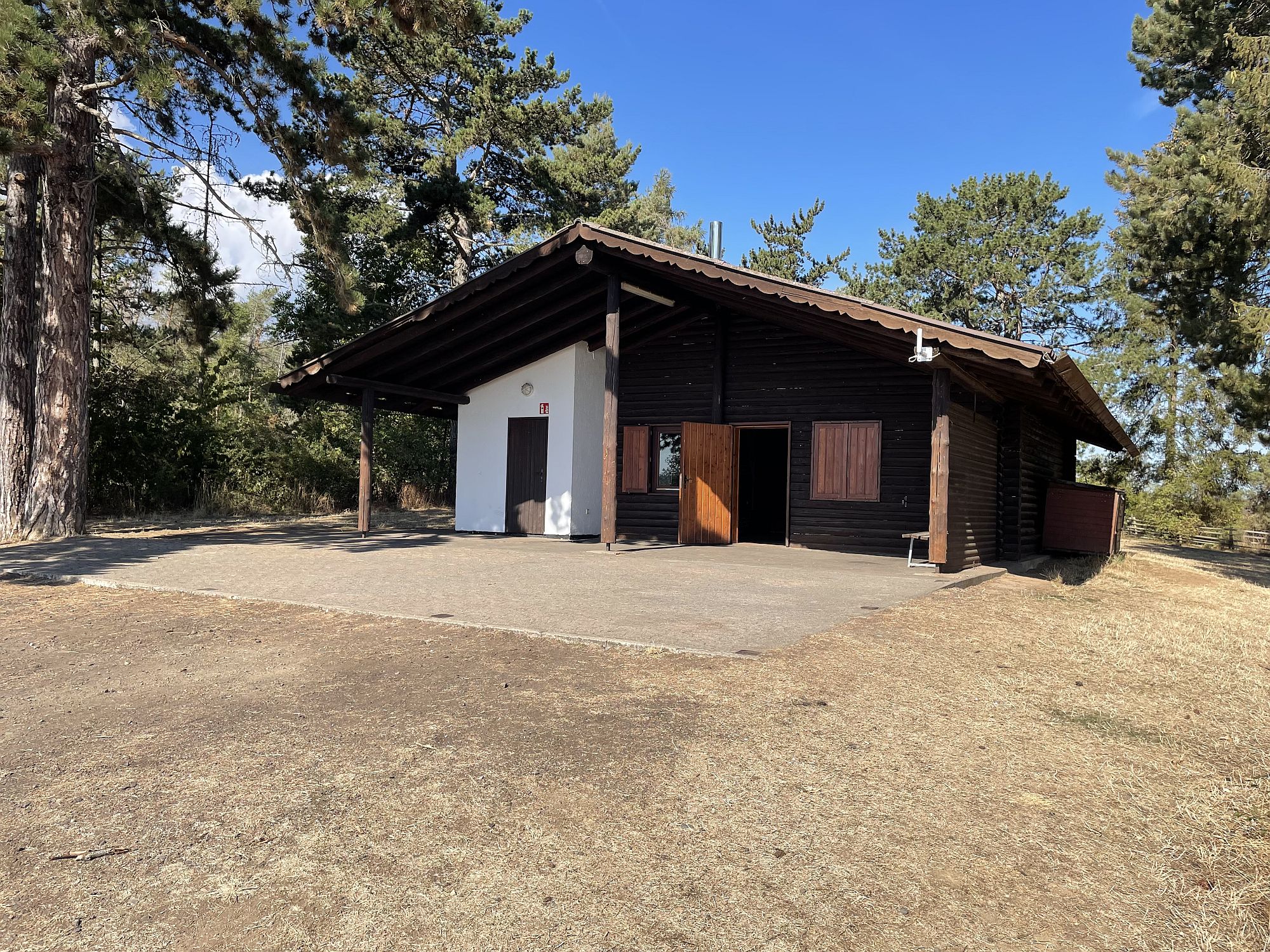 Außenansicht der Grillhütte Busemanns Köppel. Blick auf die Eingangstür und den Außenbereich der Hütte.