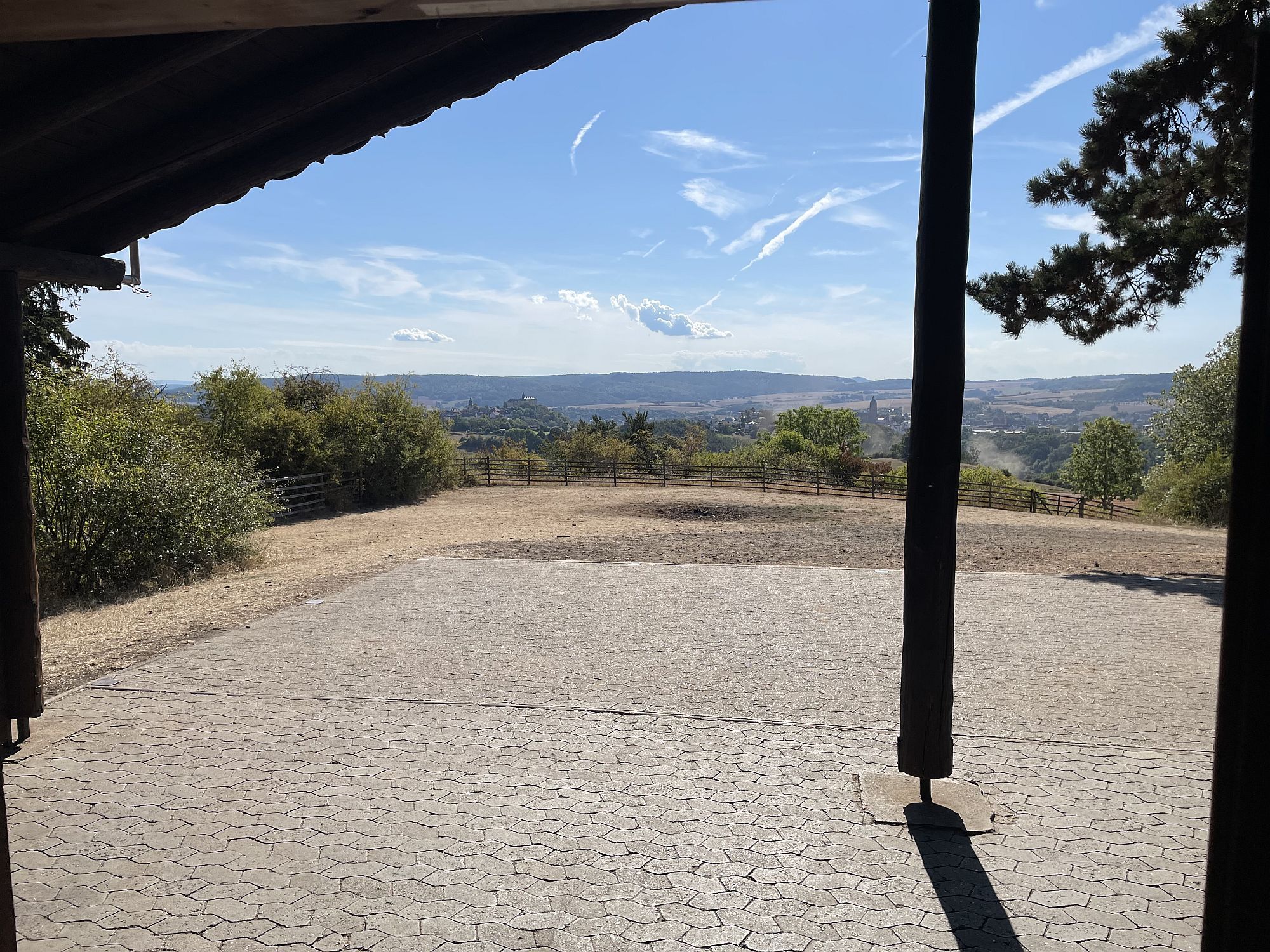 Aufnahme des Außengeländes von der Grillhütte am Busemannsköppel mit Blick auf Bad Wildungen.
