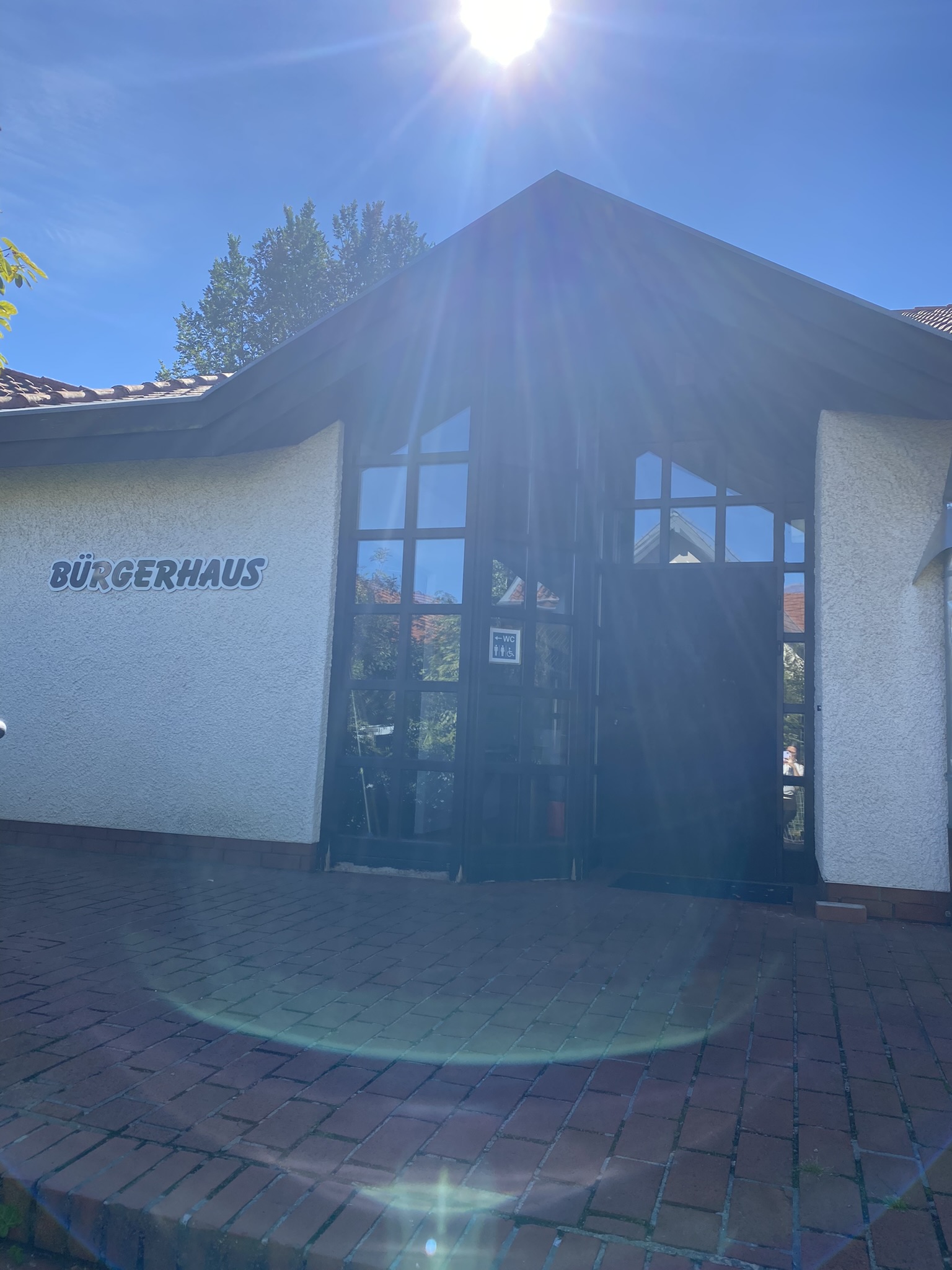 Außenaufnahme des Eingangs vom Bürgerhause Reinhardshausen.