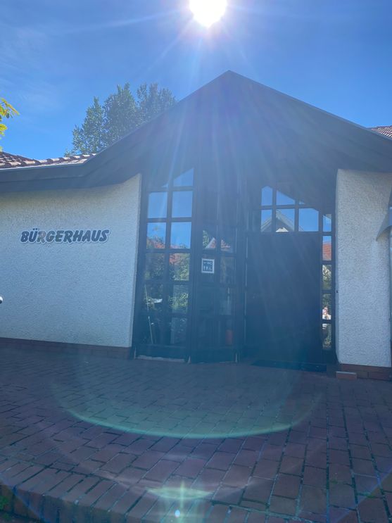Außenaufnahme des Eingangs vom Bürgerhause Reinhardshausen.