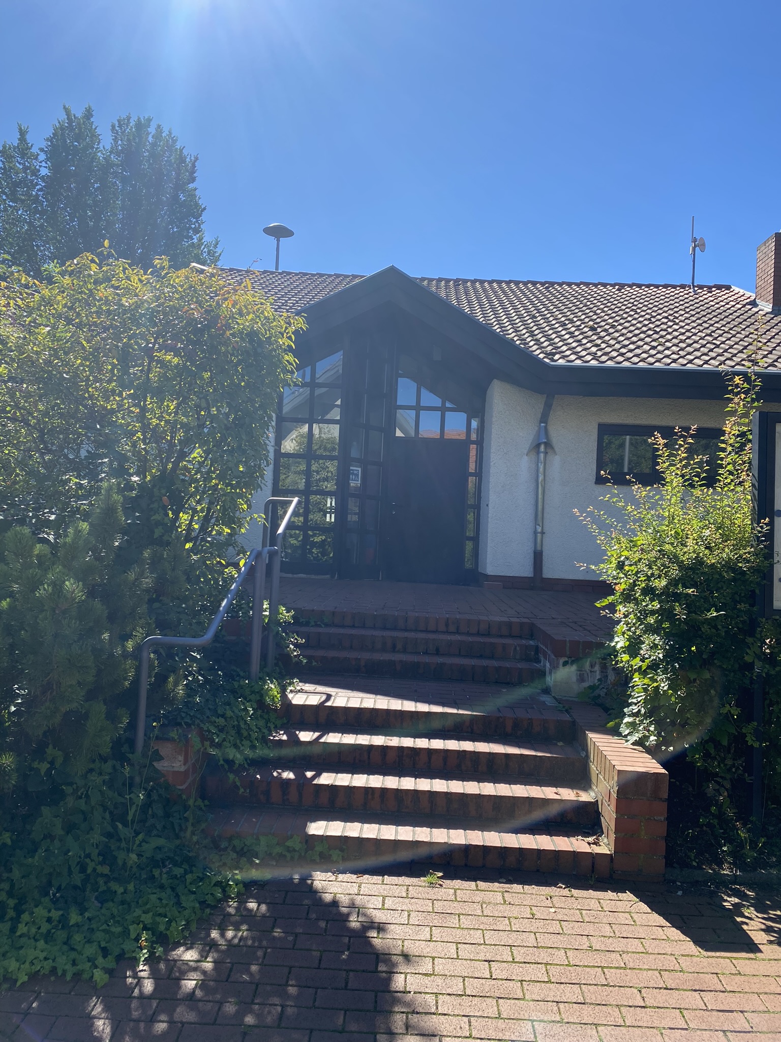 Außenaufnahme des Bürgerhaus Reinhardshausen mit Blick auf die zweite Eingangstür.