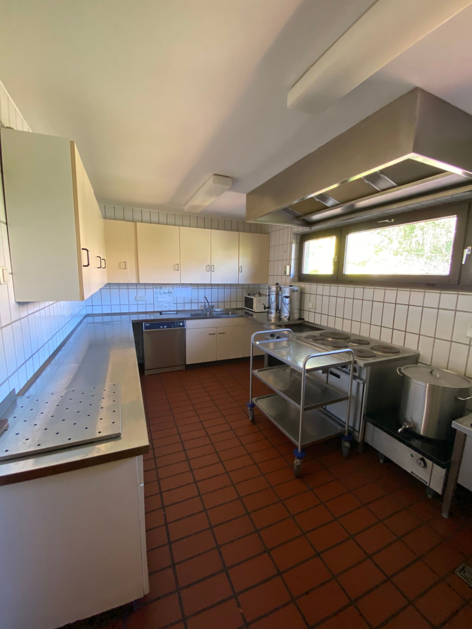 Aufnahme der Küche des Bürgerhaus Reinhardshausen. Zu sehen ist ein Waagen, eine Spülmaschine, eine Spüle und Schränke.