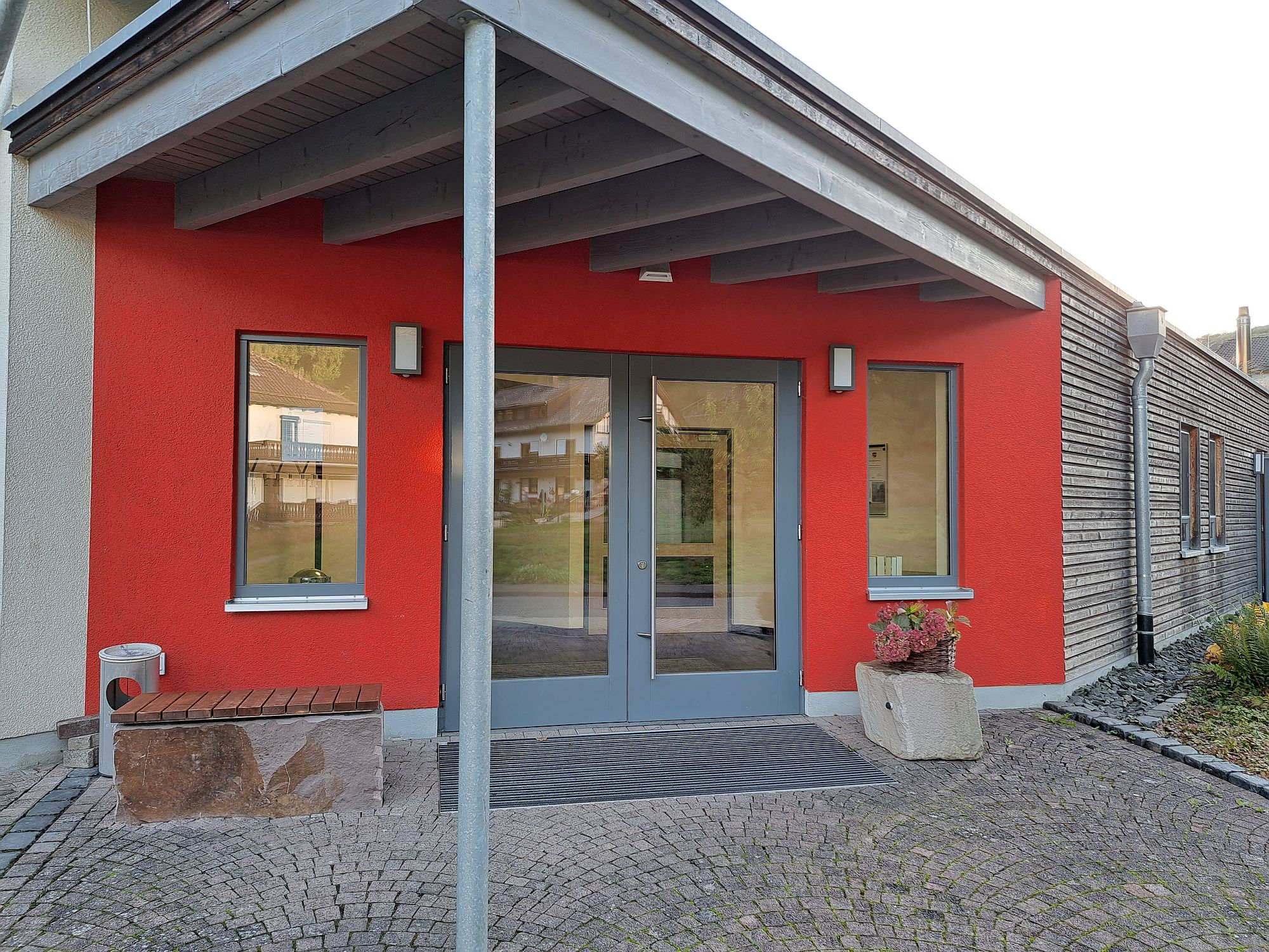 Außenaufnahme des Dorfgemeinschaft Haus Frebershausen. Blick auf die Eingangstür.