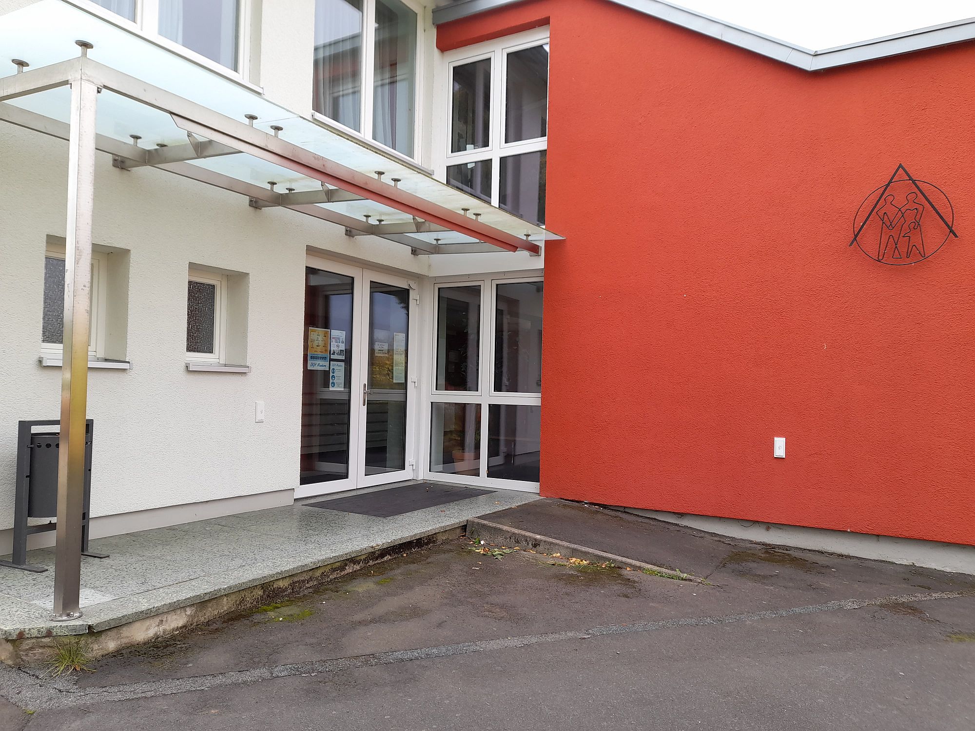 Außenansicht des Dorfgemeinschaft Hauses Mandern mit Blick auf die Eingangstür.