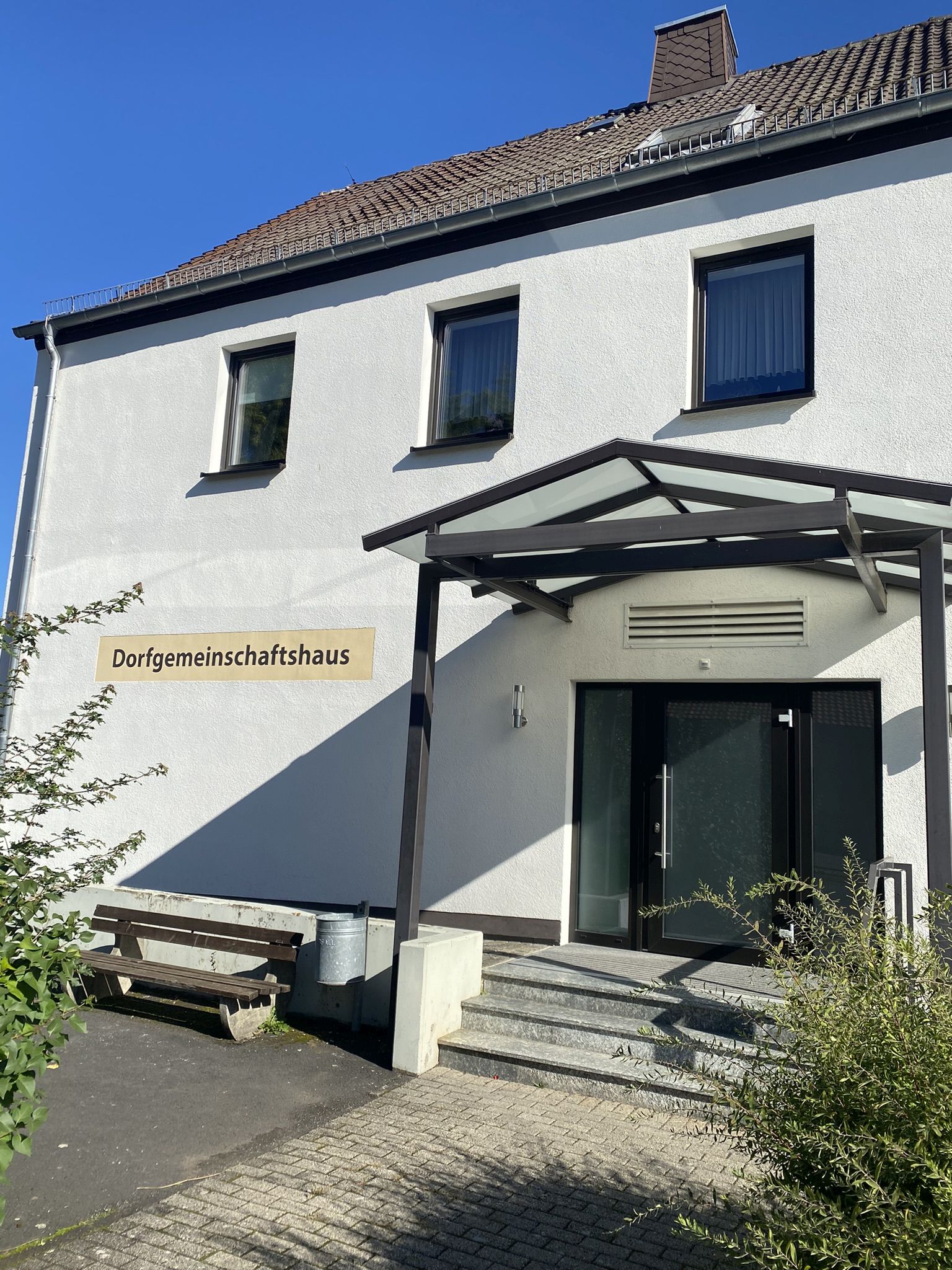 Außenaufnahme des Dorfgemeinschaft Hauses in Wega