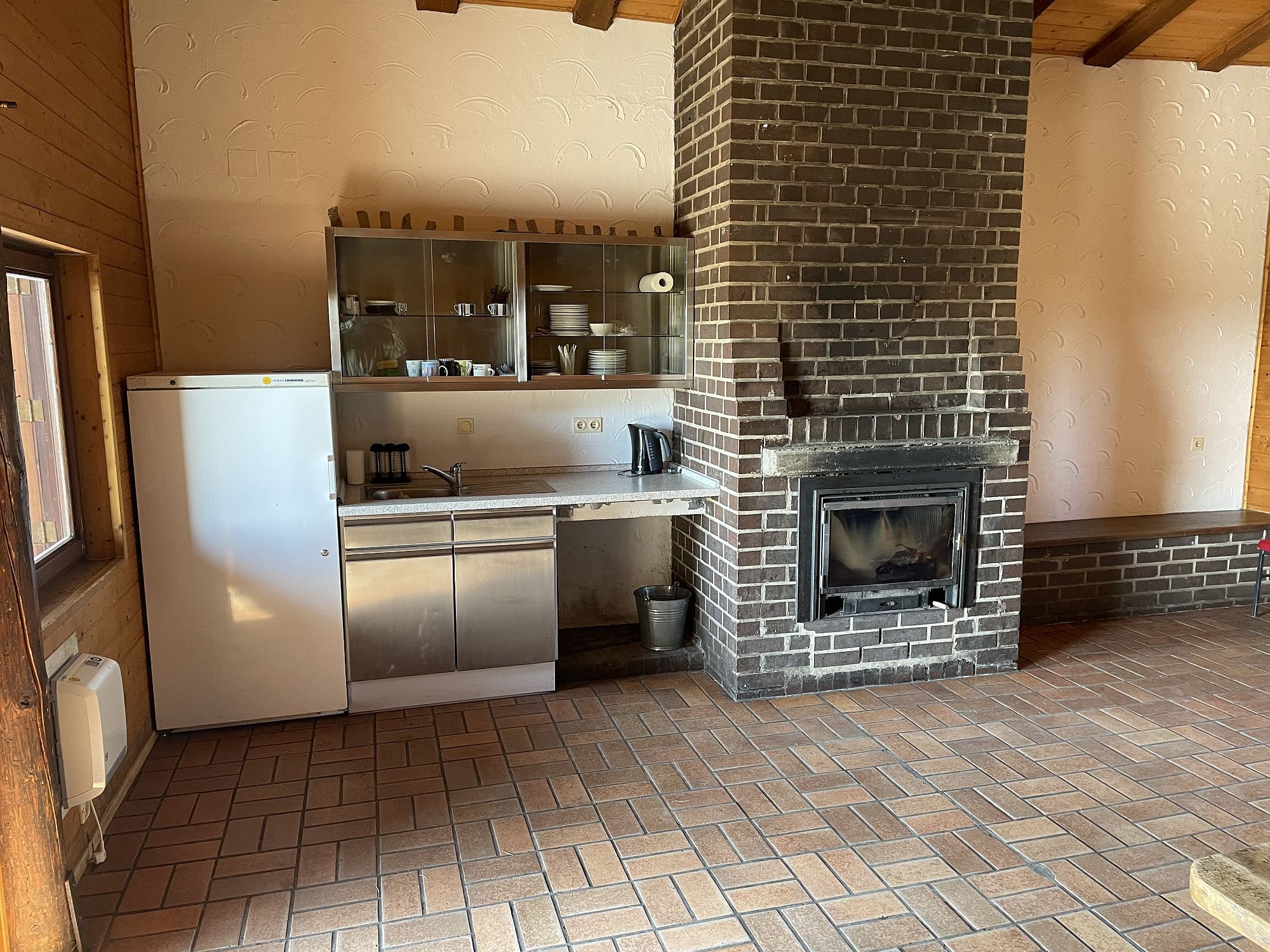 Aufnahme der Küche in der Grillhütte Busemanns Köppel in Bad Wildungen. Zu sehen ist ein Ofen, ein Kühlschrank und eine Spüle.