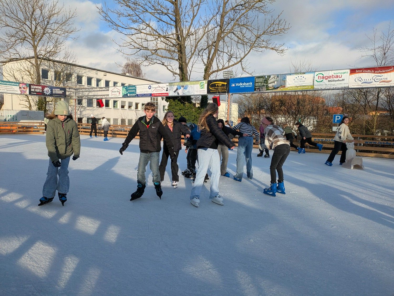 Zu sehen sind Kinder auf der Eisbahn der Bad Wildunger Eis-Zeit.