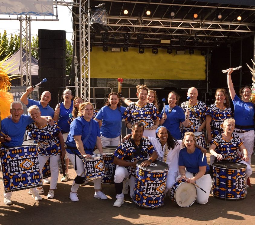 Gruppenbild der Sambagruppe Bloco Bahia vor einer Bühne.