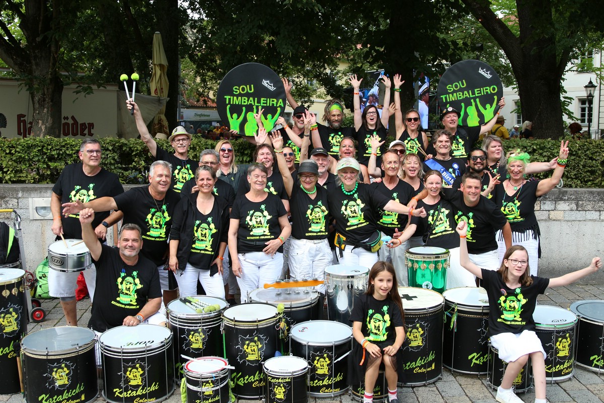 Gruppenbild der Sambagruppe Katakichi Cologne mit ihren Trommeln.