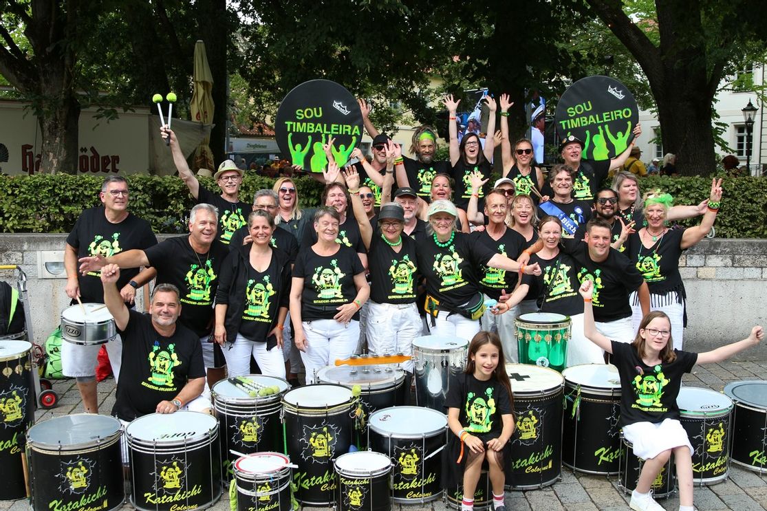 Gruppenbild der Sambagruppe Katakichi Cologne mit ihren Trommeln.