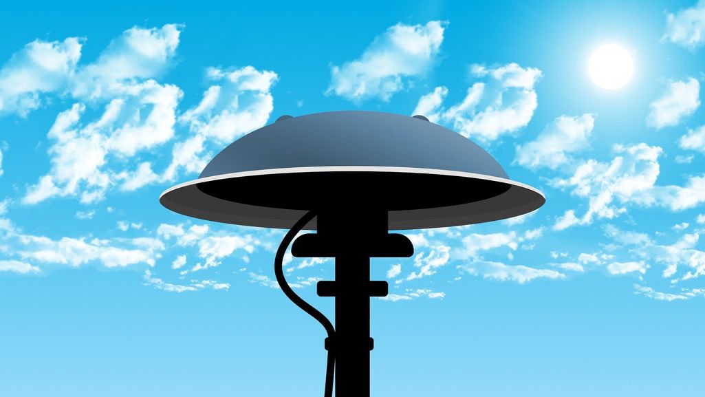 Sirene im Vordergrund, blauer Hintergrund mit weißen Wolken sind im Hintergrund