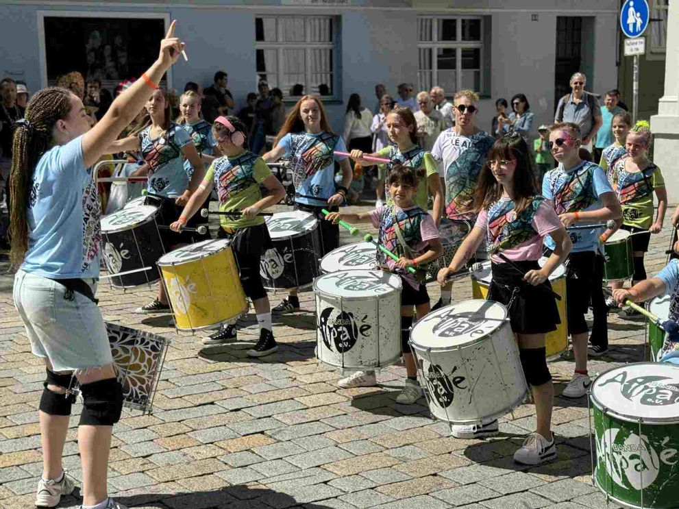 Mitglieder der Banda Aipalé Mirim bei einem Auftritt.