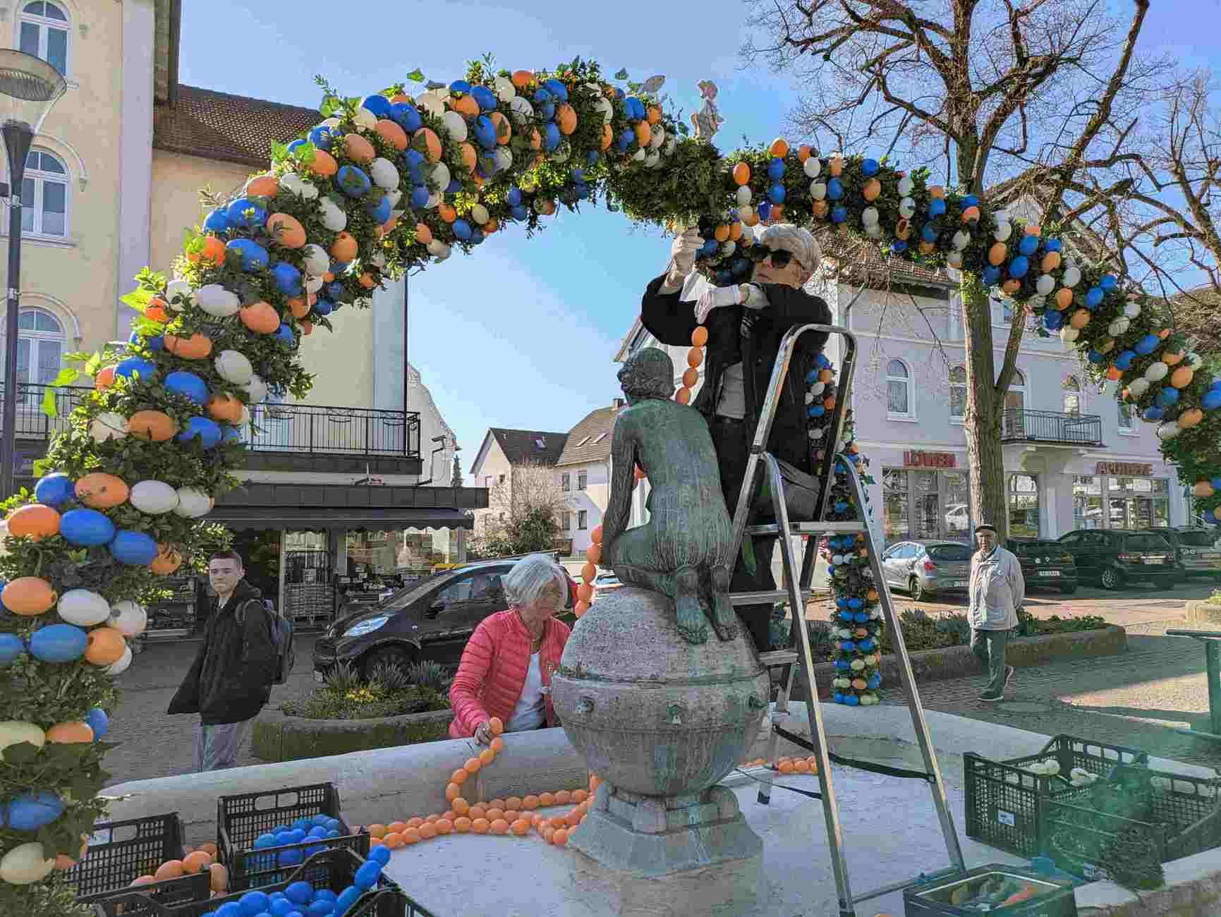 Vorbereitung des Osterschmucks in Bad Wildungen.