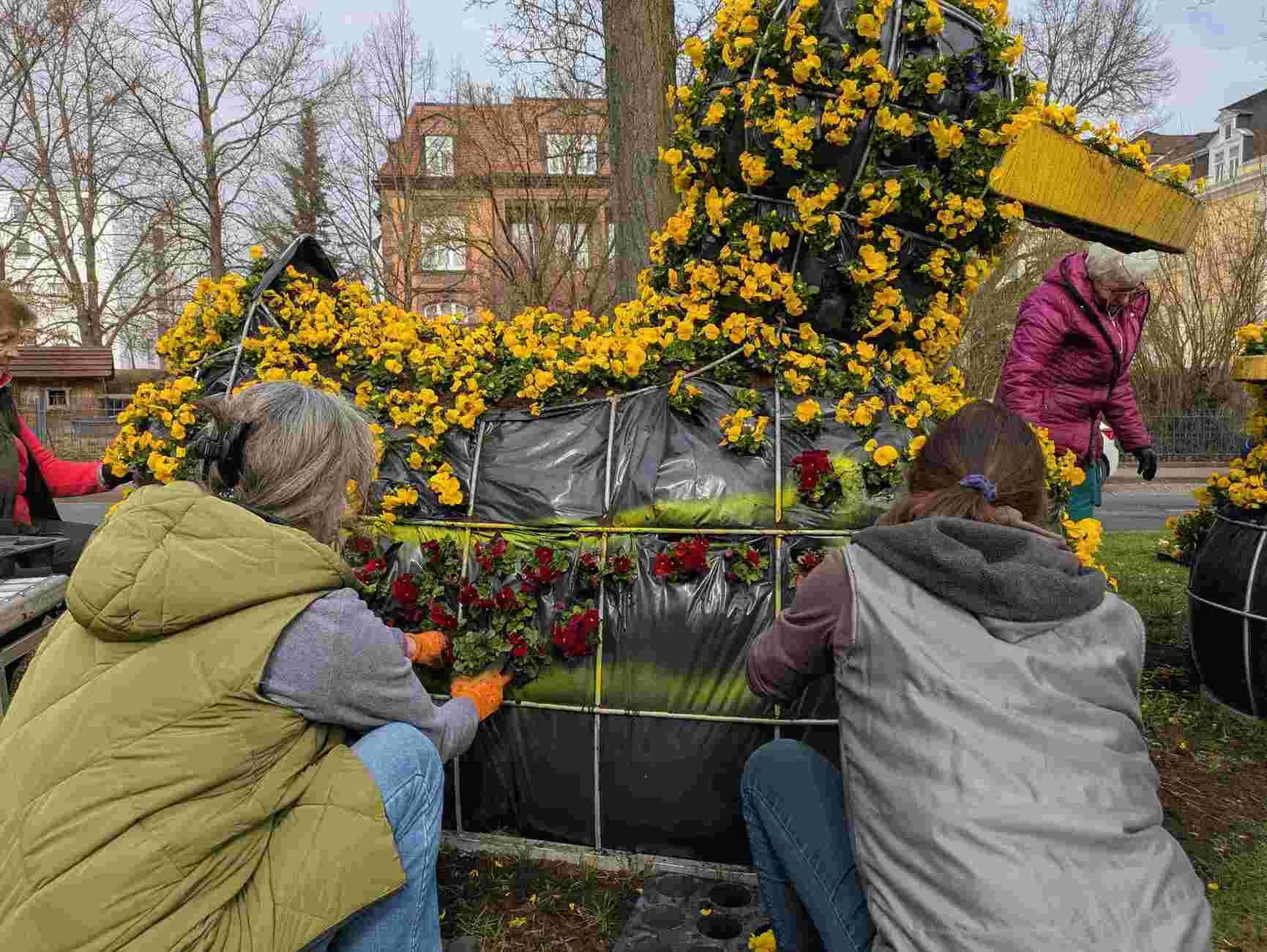Vorbereitung des Osterschmucks in Bad Wildungen.