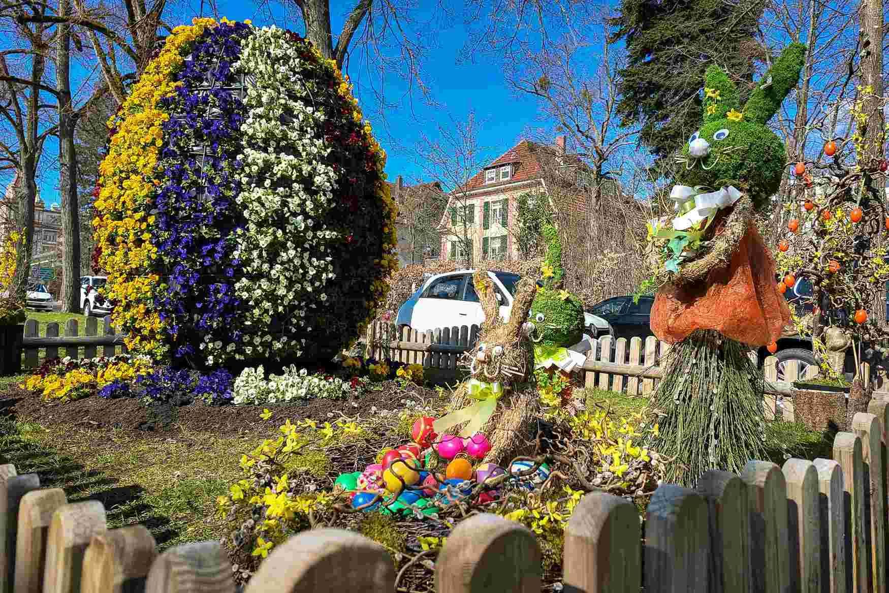 Bunter Osterschmuck in der Brunnenallee von Bad Wildungen.