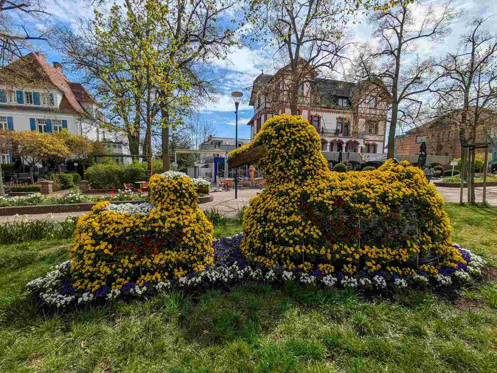 Bunter Osterschmuck in der Brunnenallee von Bad Wildungen.