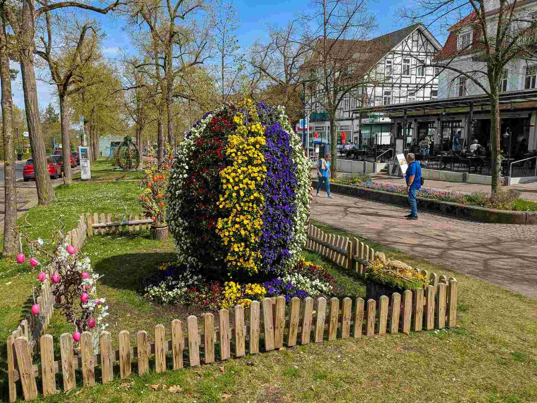 Bunter Osterschmuck in der Brunnenallee von Bad Wildungen.
