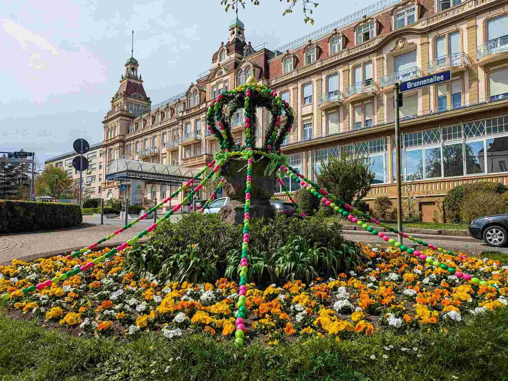 Bunter Osterschmuck in der Brunnenallee gegenüber des Fürstenhofs von Bad Wildungen.