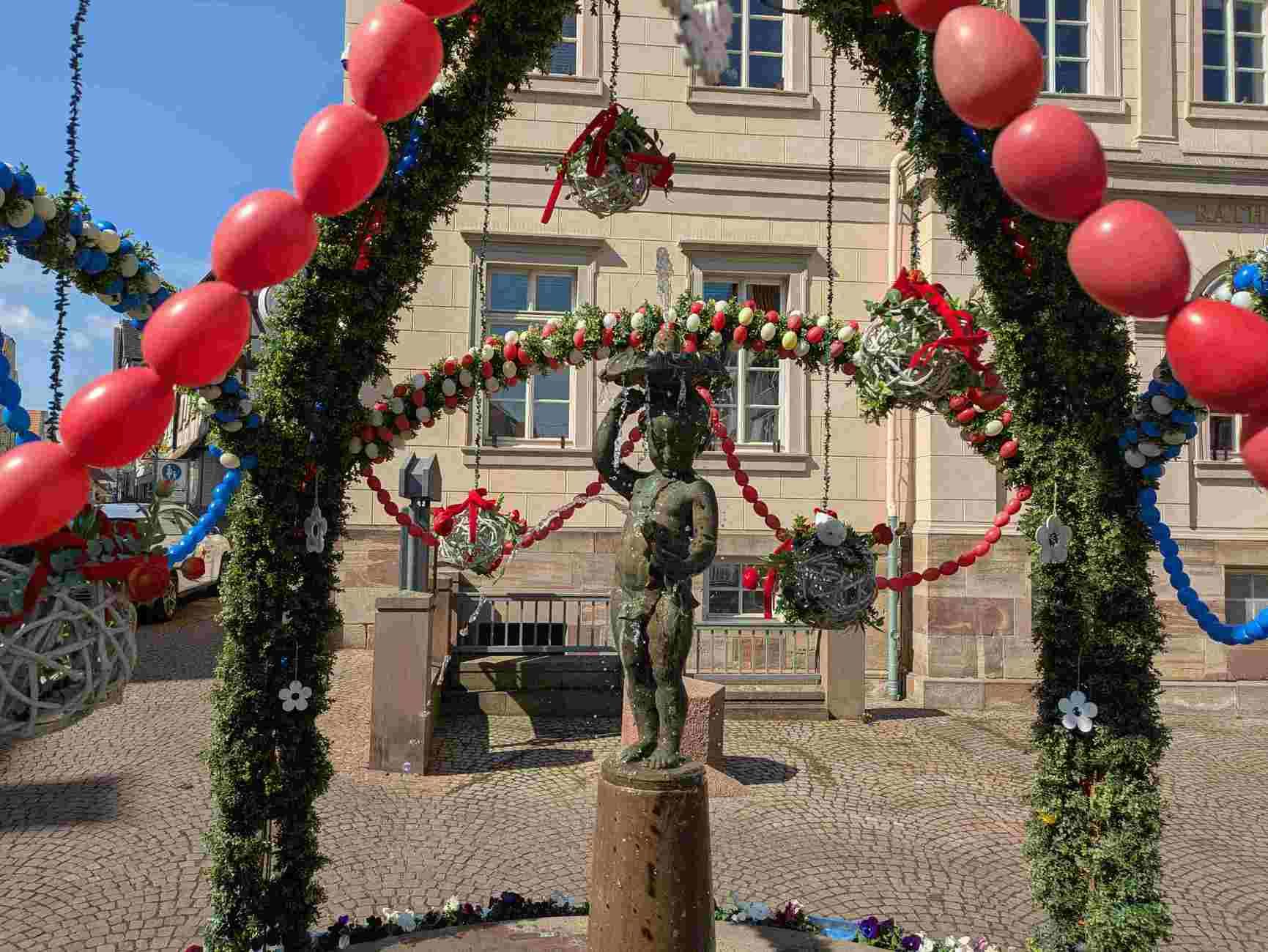 Bunter Osterschmuck am Brunnen des Marktplatzes von Bad Wildungen.