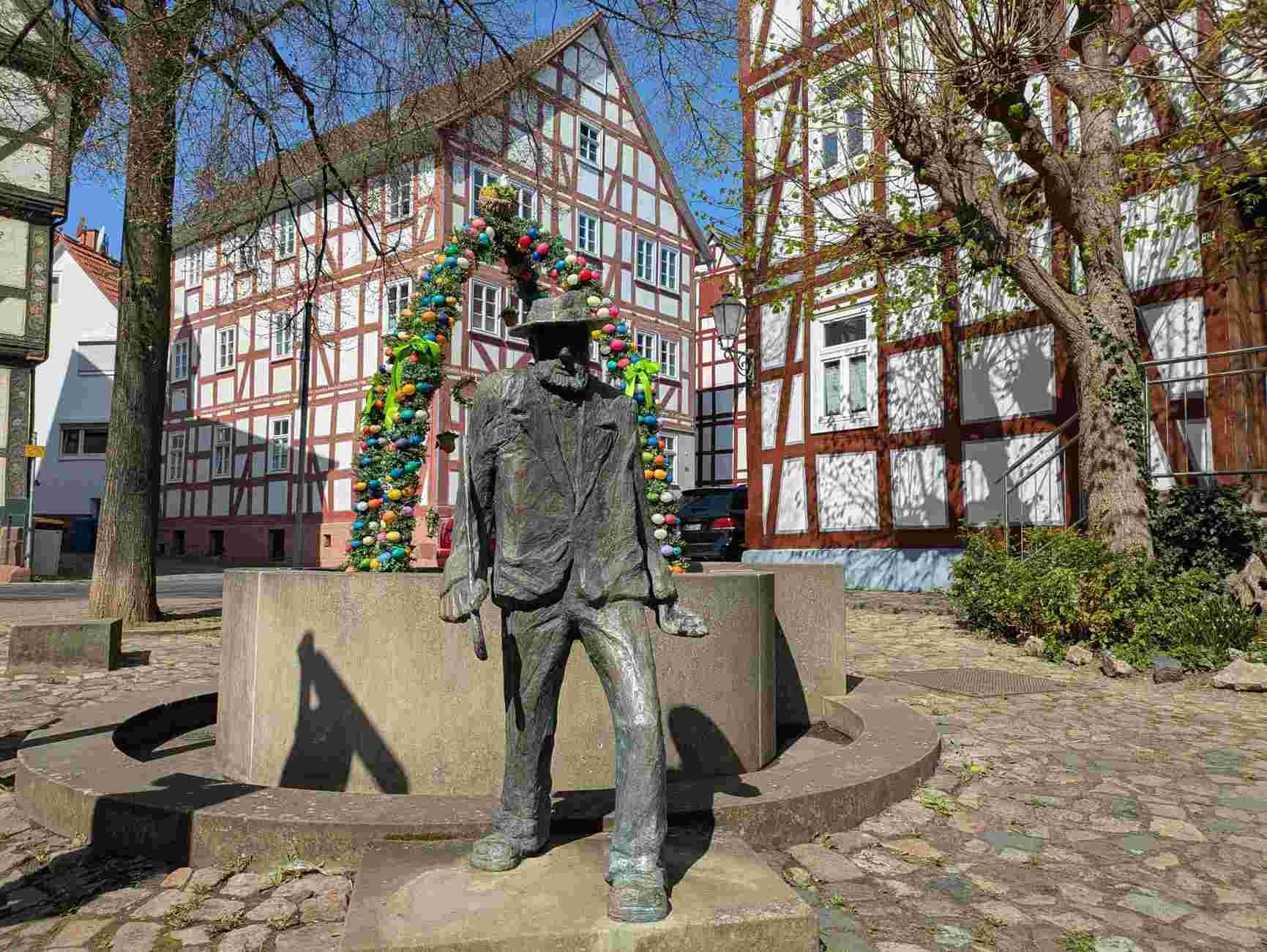 Bunter Osterschmuck an einem Brunnen in der Altstadt von Bad Wildungen.
