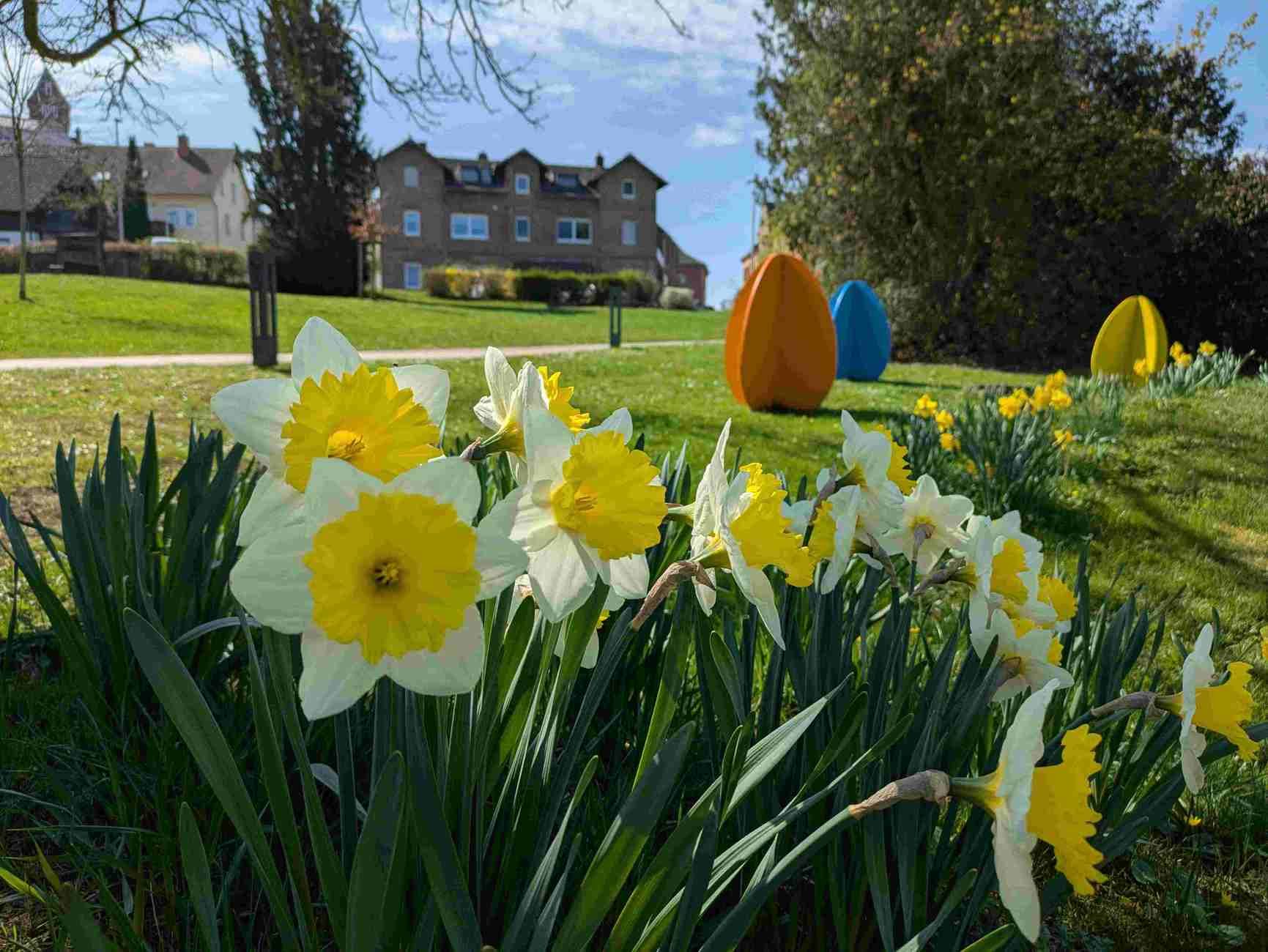 Bunter Osterschmuck und Nelken in der Brunnenallee von Bad Wildungen.