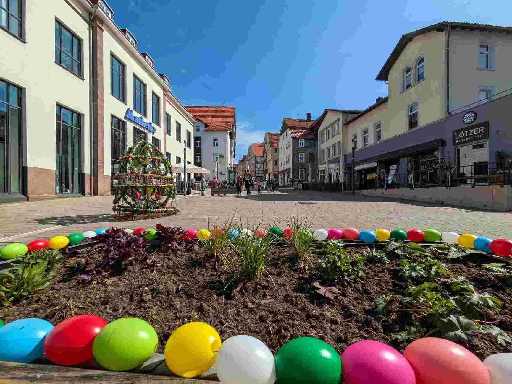 Bunter Osterschmuck auf dem Postplatz in Bad Wildungen.