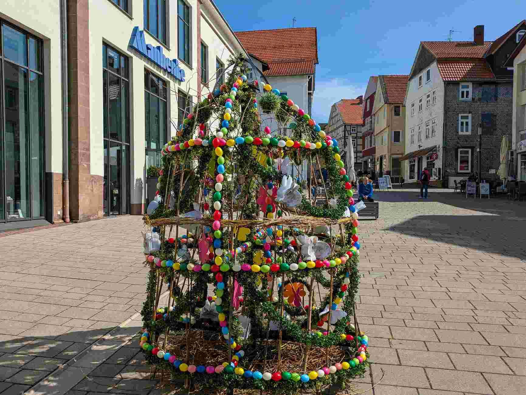 Bunter Osterschmuck auf dem Postplatz in Bad Wildungen.