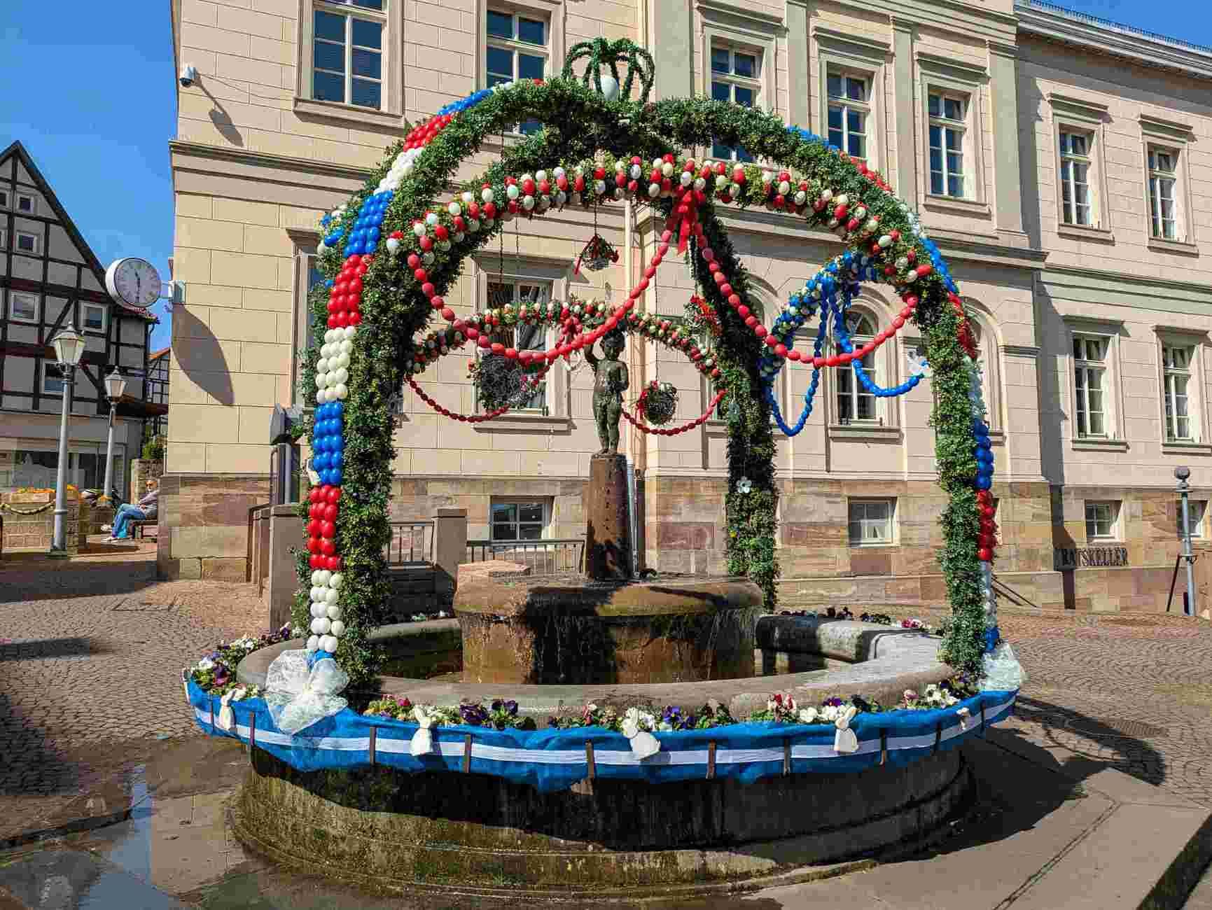 Bunter Osterschmuck am Brunnen des Marktplatzes von Bad Wildungen.
