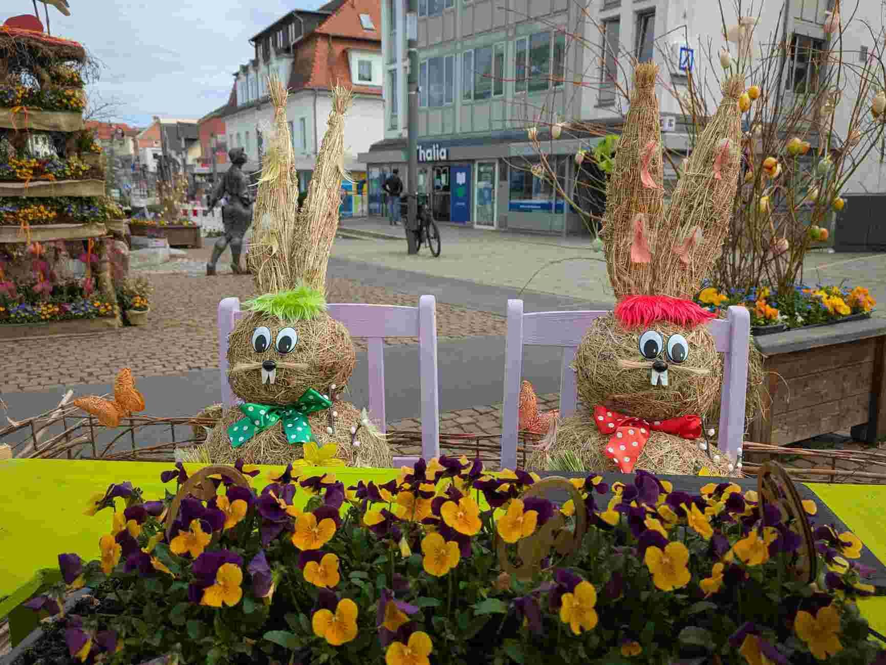 Bunter Osterschmuck am Kurschattenbrunnen von Bad Wildungen.