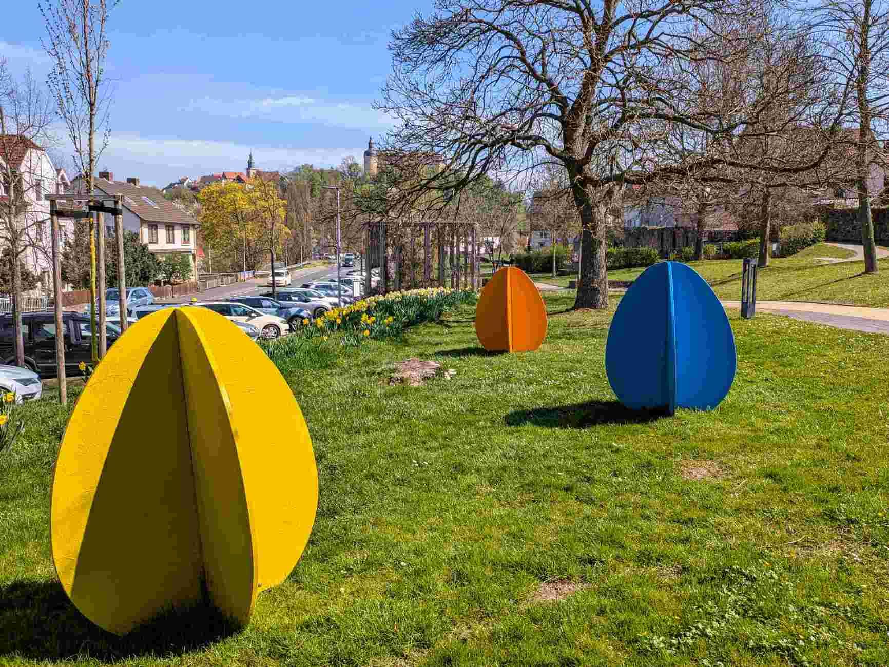 Bunter Osterschmuck in der Brunnenallee von Bad Wildungen.