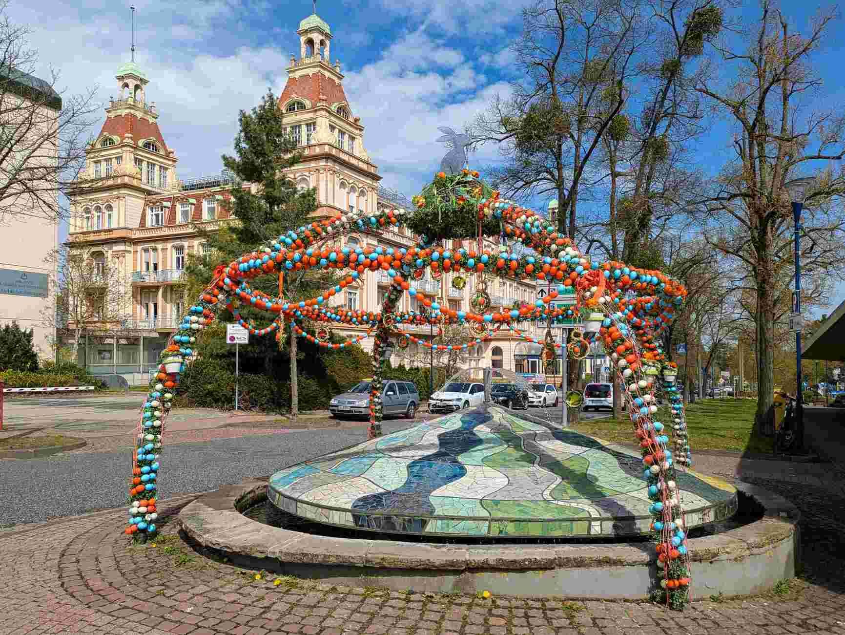 Bunter Osterschmuck am Brunnen gegenüber des Fürstenhofs von Bad Wildungen.