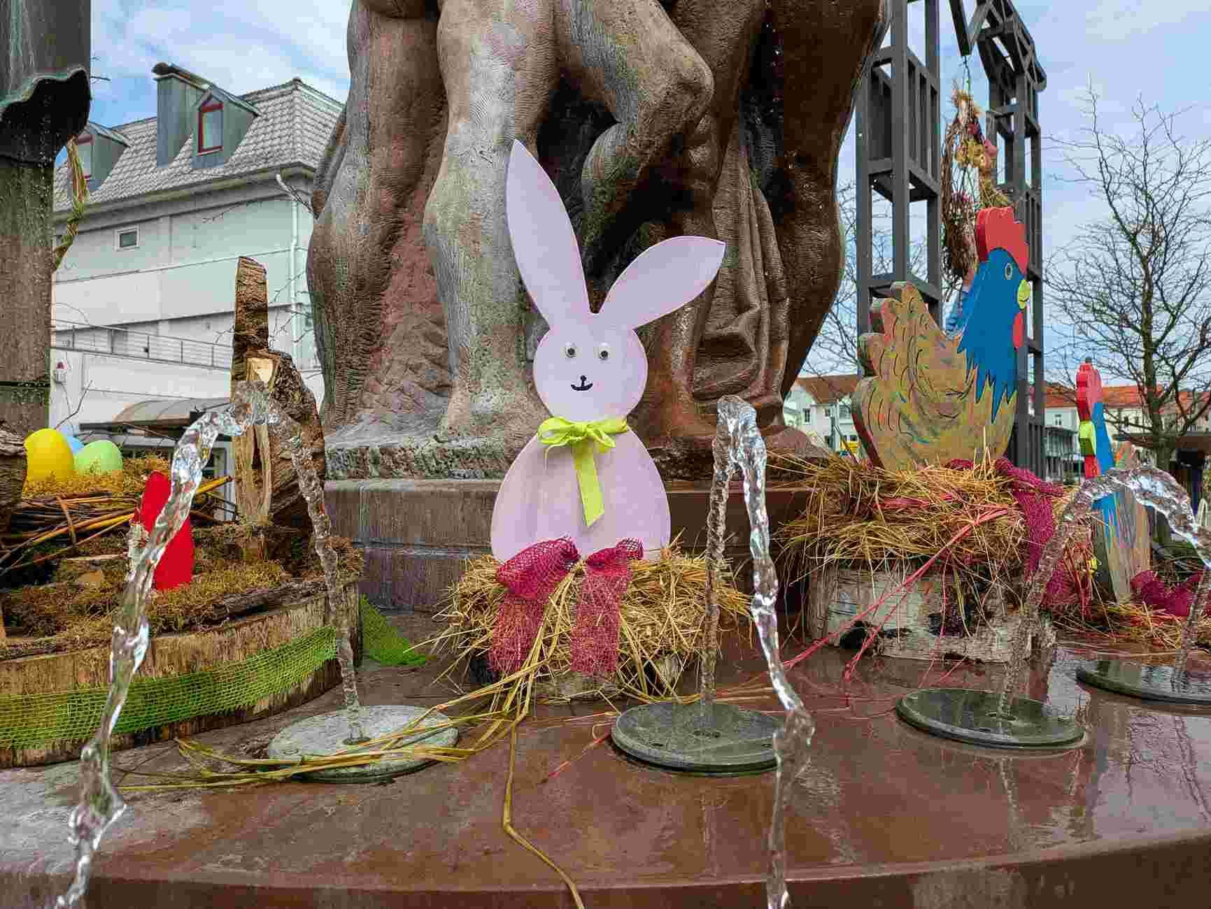 Bunter Osterschmuck am Kurschattenbrunnen von Bad Wildungen.