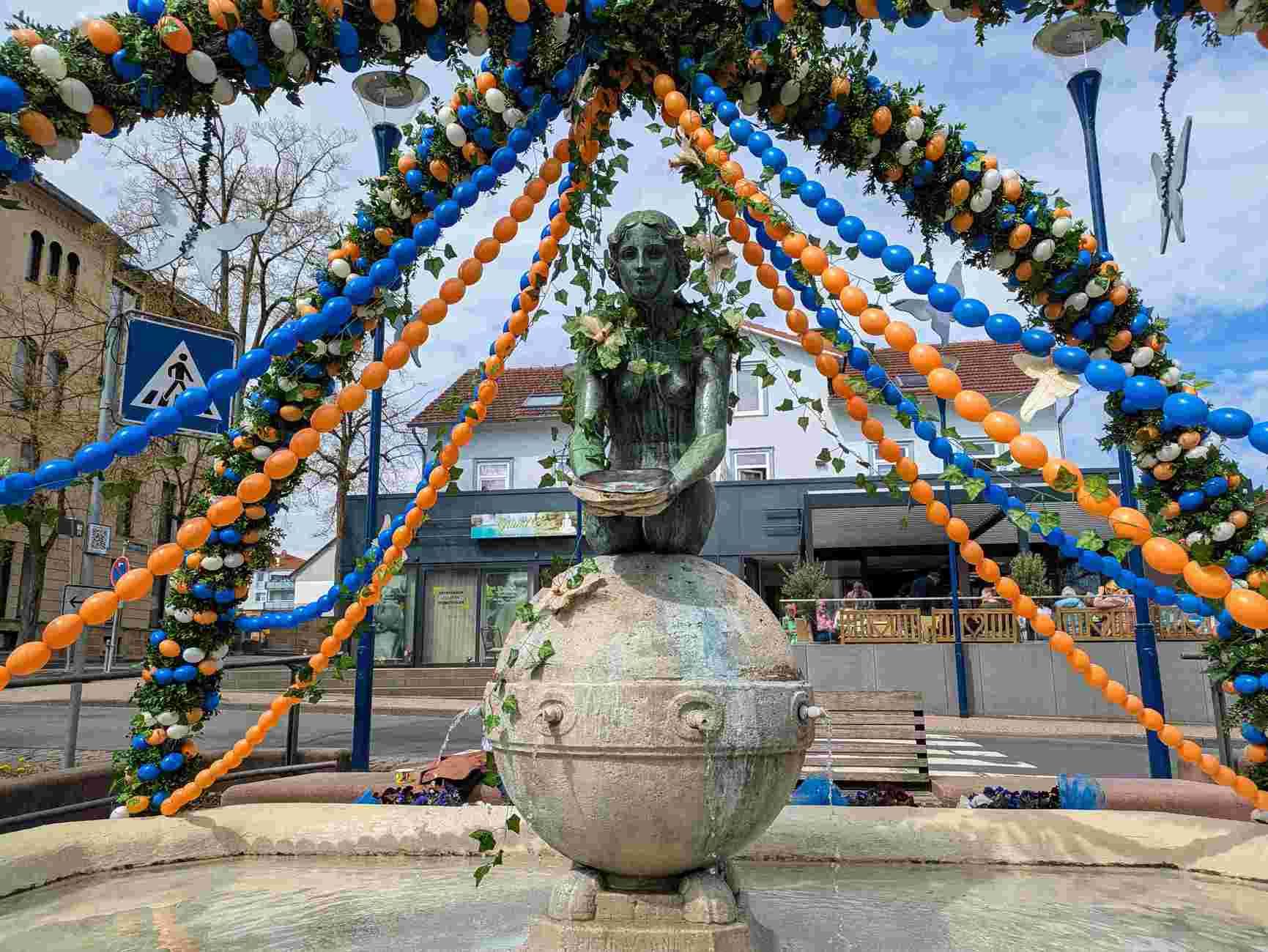 Bunter Osterschmuck am Nymphenbrunnen von Bad Wildungen.