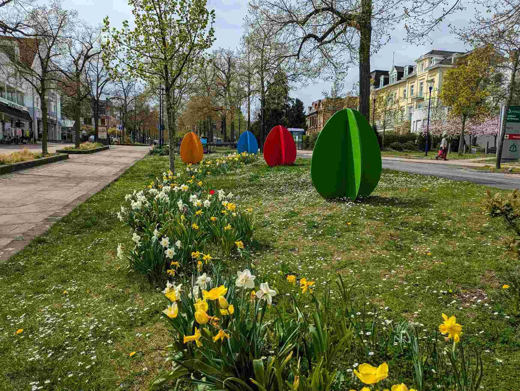 Bunter Osterschmuck und Nelken in der Brunnenallee von Bad Wildungen.