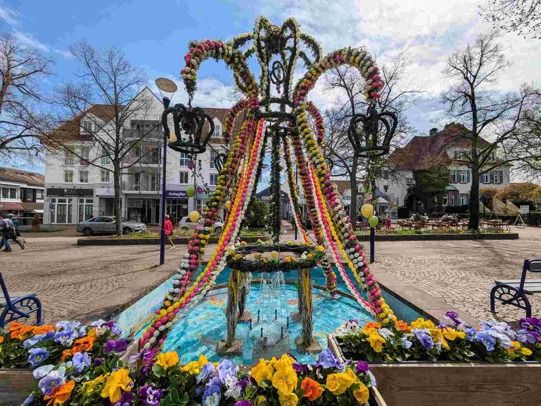 Bunter Osterschmuck am Brunnen in der Brunnenallee von Bad Wildungen.
