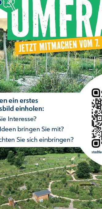 Auf diesem Plakat sind zwei Beispielfotos von urbanen Waldgärten zu sehen, mit dem Aufruf zur Teilnahme an einer Umfrage, zu der der abgebildete QR-Code führt.