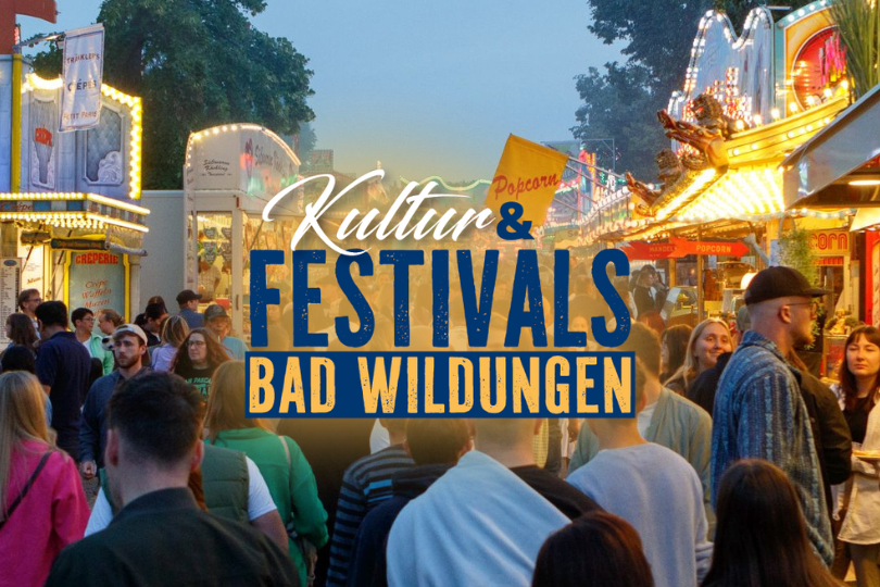 Im Hintergrund sind viele Menschen in der Dämmerung auf einem Jahrmarkt zu sehen. In der Mitte des Bildes steht Kultur & Festivals Bad Wildungen