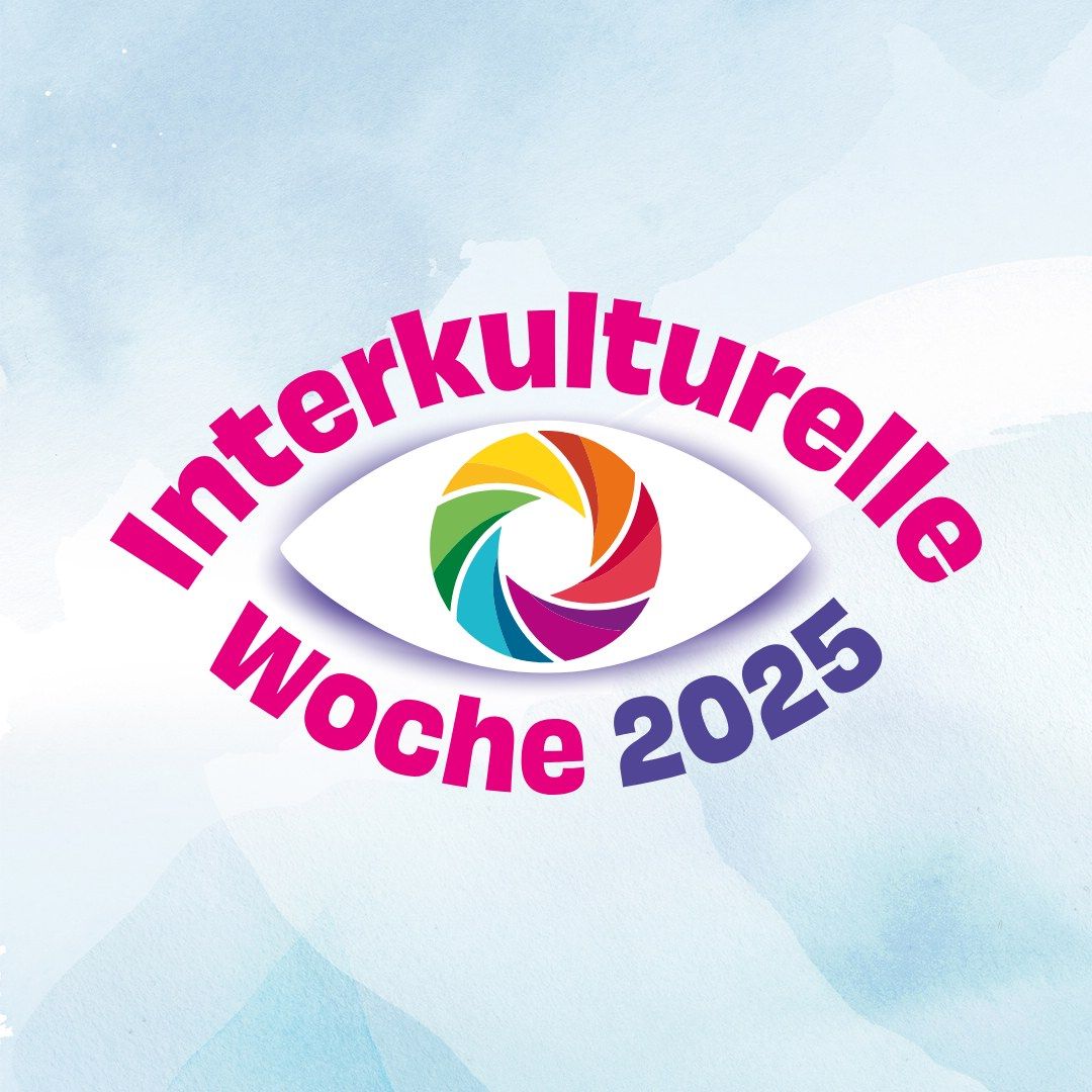 Logo der Interkulturellen Woche 2025. Zu sehen ist eine Art Auge, anstatt der Pupille bunte Regenbogen-Farben im Kreis. Drumherum steht Interkulturelle Woche in der Farbe pink und 2025 in der Farbe lila.